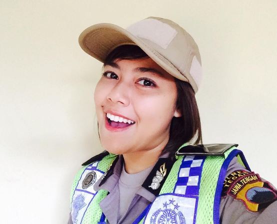 foto cantik polwan yang hebohkan netizen © 2016 brilio.net