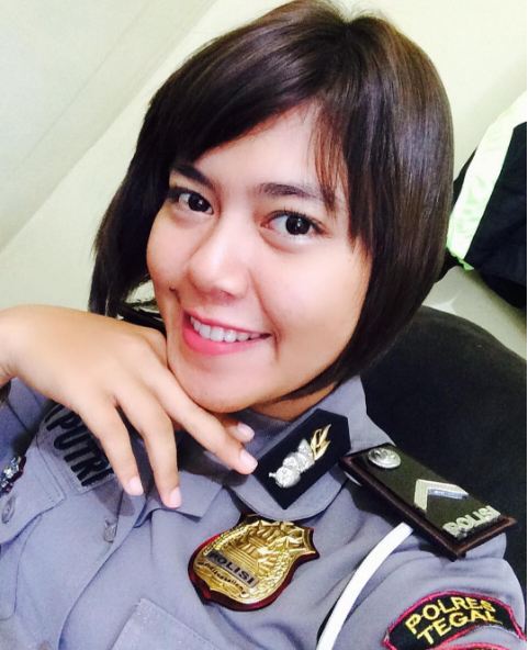 foto cantik polwan yang hebohkan netizen © 2016 brilio.net