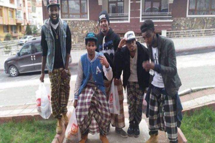 Sarung jadi tren fashion di luar negeri, nggak percaya?