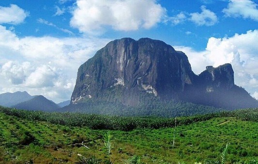 Bukit Batu Daya ini konon bentuknya bisa berubah-ubah, betul nggak ya?
