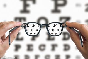 Periksa mata di optik bisa bantu deteksi dini Alzheimer, kok bisa?
