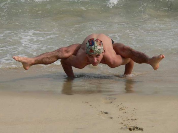 pose yoga ekstrem ini dijamin bikin kagum © 2016 brilio.net