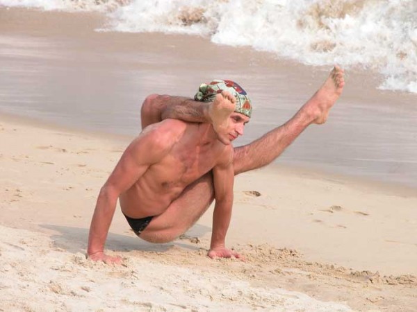 pose yoga ekstrem ini dijamin bikin kagum © 2016 brilio.net