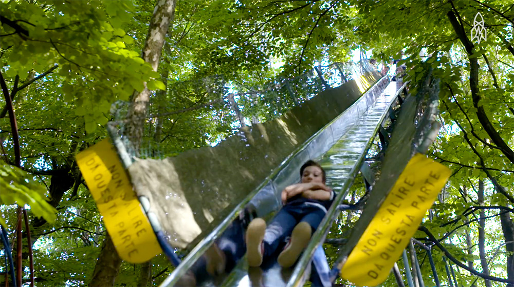 pria ini seorang diri membangun disneyland © 2016 brilio.net