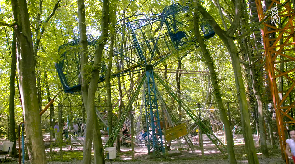 pria ini seorang diri membangun disneyland © 2016 brilio.net