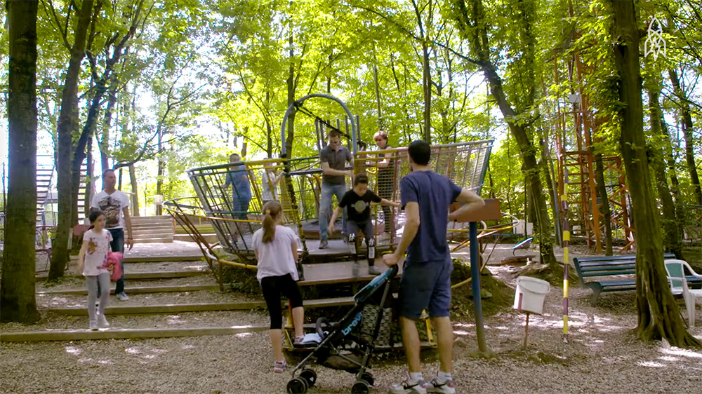 pria ini seorang diri membangun disneyland © 2016 brilio.net