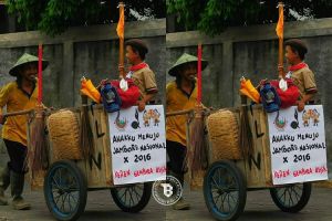 Potret ayah antar anaknya ikut Jambore Pramuka ini bikin salut!