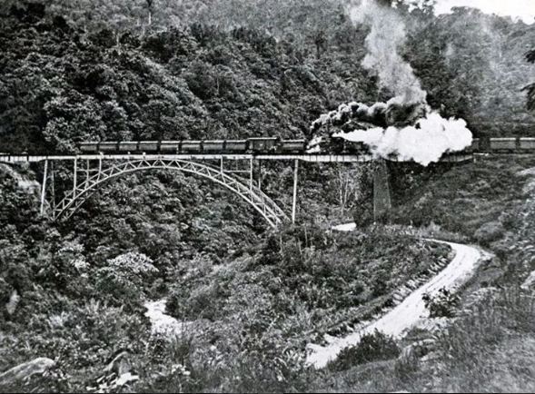 13 Foto langka sejarah kereta api Indonesia, jadul tapi memukau banget