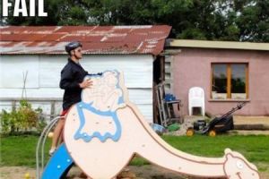 15 Desain nyeleneh arena bermain anak ini bikin tepuk jidat!