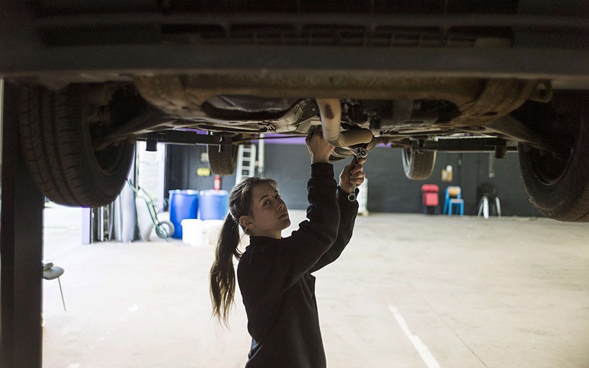 15 montir cantik © 2016 brilio.net 15 montir cantik © 2016 brilio.net