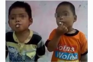 Tingkah dua anak kecil merokok ini buat netizen miris, duh! 