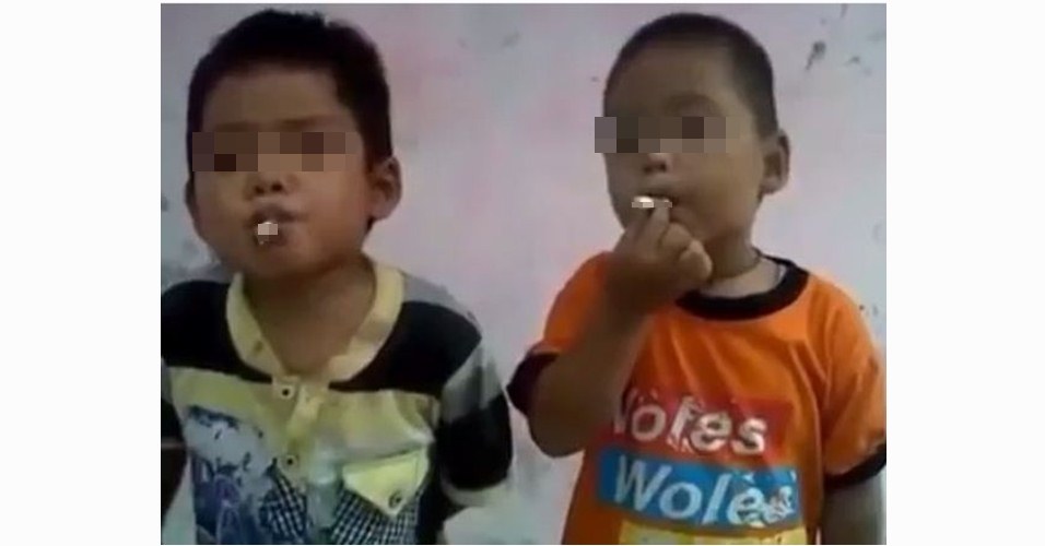 Tingkah dua anak kecil merokok ini buat netizen miris, duh! 