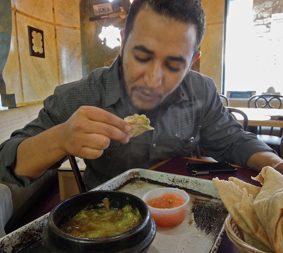 tradisi aneh makan dunia © 2016 brilio.net