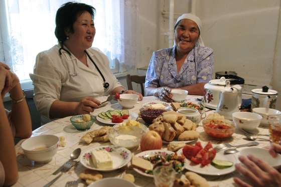 tradisi aneh makan dunia © 2016 brilio.net