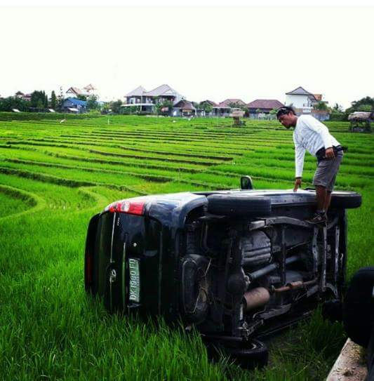 di jalan ini kendaraan yang nyemplung sawah © 2016 brilio.net