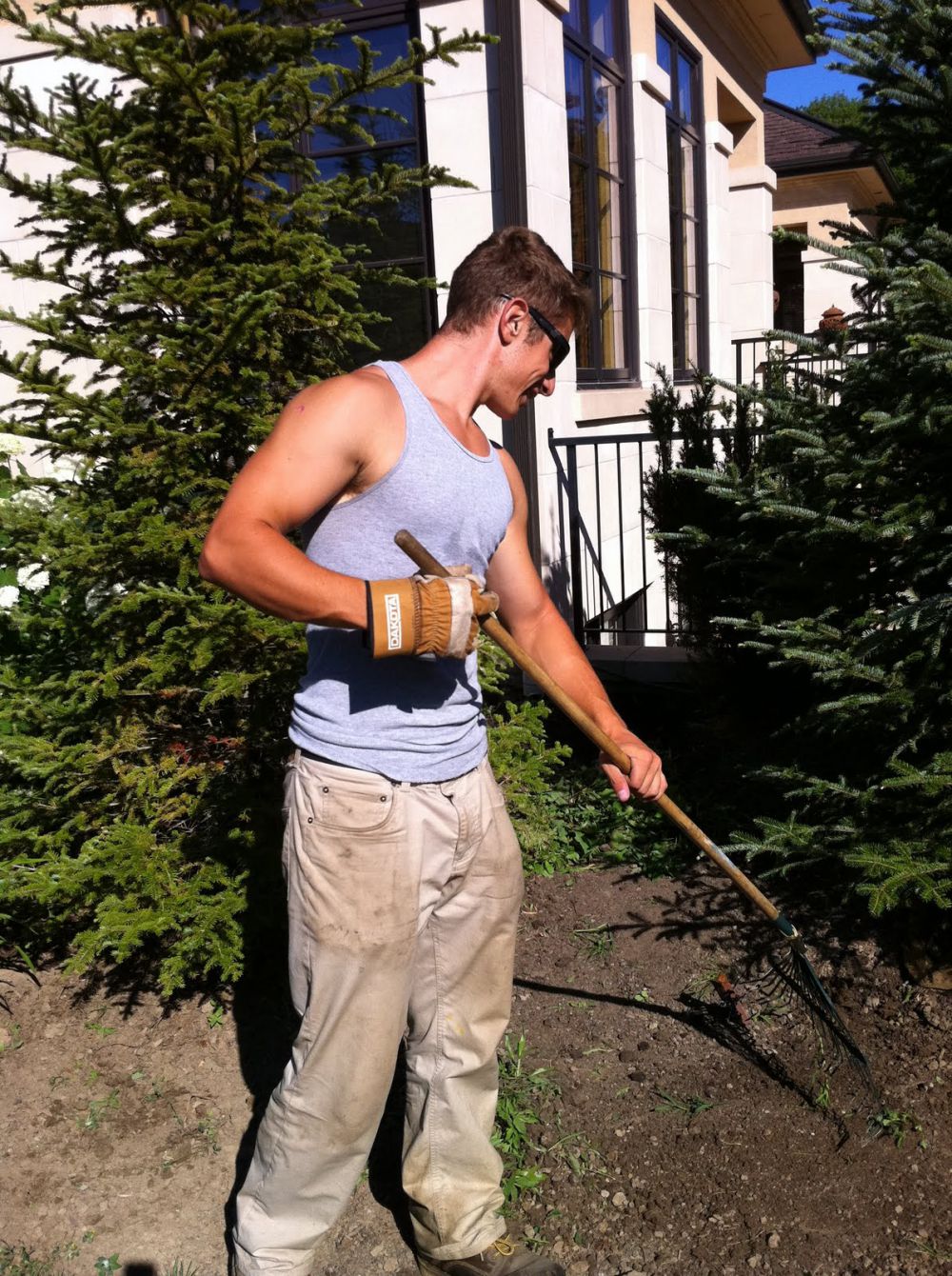 cowok berkebun © 2016 brilio.net