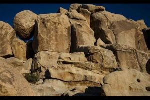 Ada anak kecil melambai di foto bebatuan ini, kamu tahu posisinya?