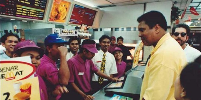 muhammad ali ke indonesia © 2016 brilio.net muhammad ali ke indonesia © 2016 brilio.net