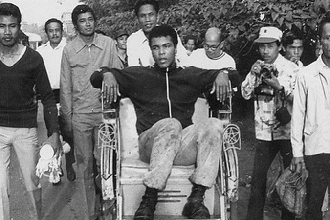 9 Foto lawas ini bukti Muhammad Ali pernah jatuh cinta sama Indonesia