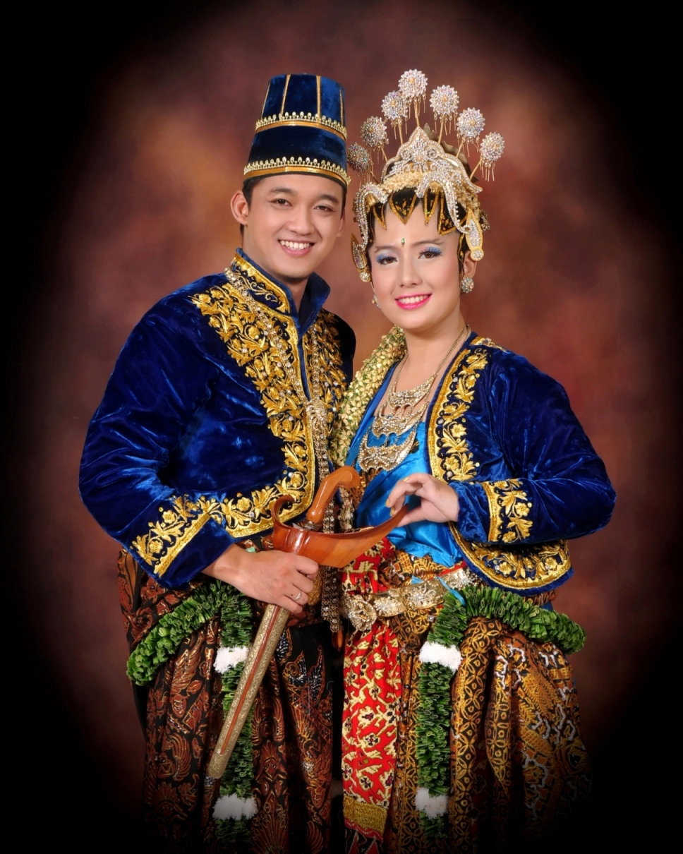 38 Awesome Indonesian Tribal Wedding Costumes