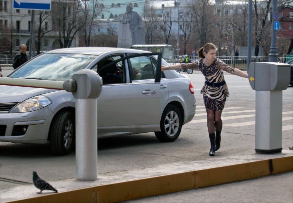 wanita gagal parkir © 2016 brilio.net wanita gagal parkir © 2016 brilio.net