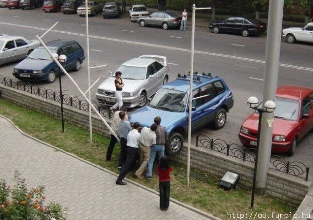 wanita gagal parkir © 2016 brilio.net wanita gagal parkir © 2016 brilio.net