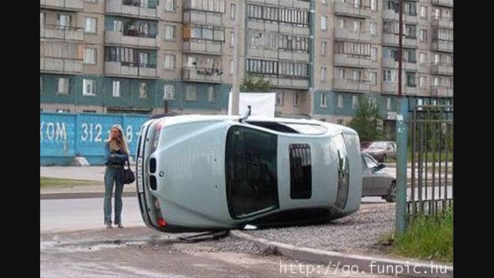 wanita gagal parkir © 2016 brilio.net wanita gagal parkir © 2016 brilio.net