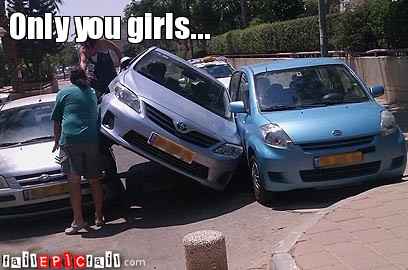 wanita gagal parkir © 2016 brilio.net wanita gagal parkir © 2016 brilio.net