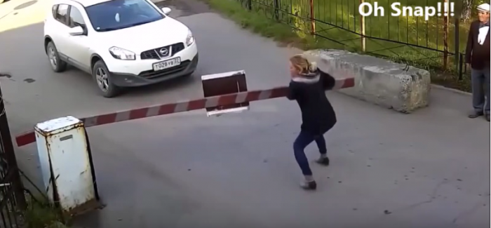 wanita gagal parkir © 2016 brilio.net wanita gagal parkir © 2016 brilio.net