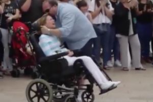 Kisah cinta pria rawat istrinya yang lumpuh ini bikin terenyuh