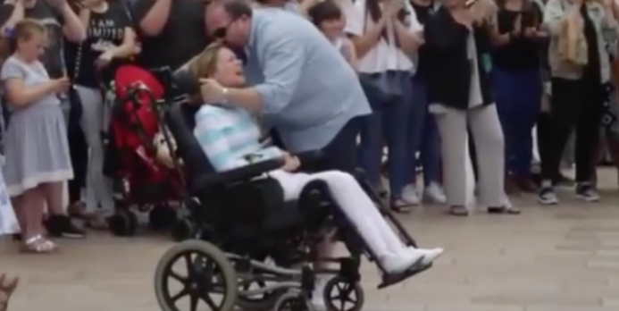 Kisah cinta pria rawat istrinya yang lumpuh ini bikin terenyuh