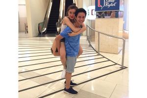 7 Potret kedekatan Dara The Virgin dengan adiknya, bak orang pacaran!