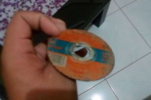 Tak bisa bedakan mata gerinda dengan CD,  pria ini ketiban sial!