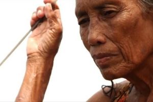 Usia 74 tahun, nenek ini masih menyelam demi cari uang koin buat cucu