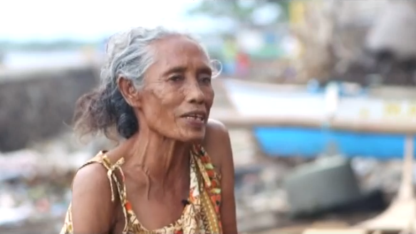 Usia 74 tahun, nenek ini masih menyelam demi cari uang koin buat cucu