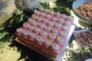 Cake strawberry dan mangga ini cantik banget, bagaimana rasanya ya?
