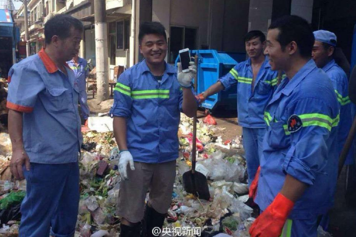 Petugas kebersihan ini 3 jam bongkar sampah untuk cari ponsel, salut!
