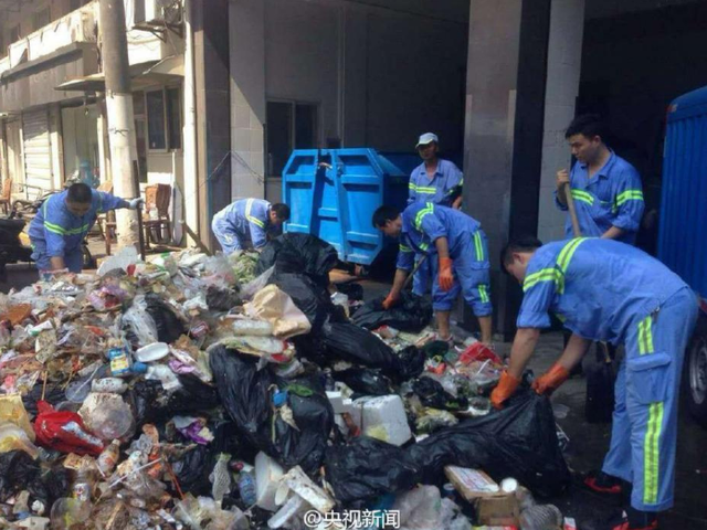 Petugas kebersihan ini 3 jam bongkar sampah untuk cari ponsel, salut!