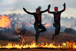 10 Foto cewek ikut tantangan Tough Mudder ini keren, tangguh abis!
