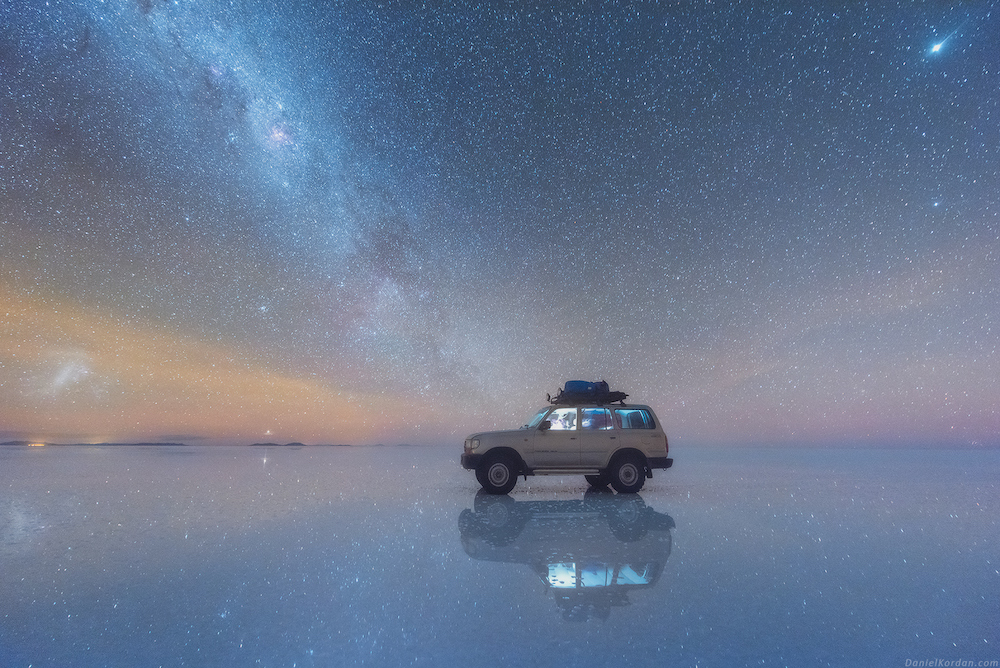 5 Foto indahnya Galaksi Bimasakti dari danau garam terluas di dunia