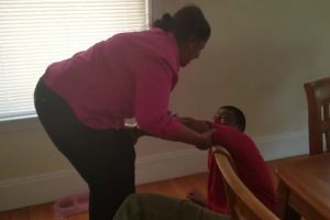 Terpisah selama 10 tahun, reaksi pria ini saat jumpa ibunya bikin haru