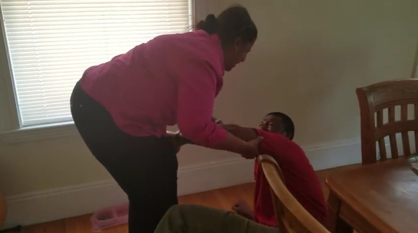 Terpisah selama 10 tahun, reaksi pria ini saat jumpa ibunya bikin haru