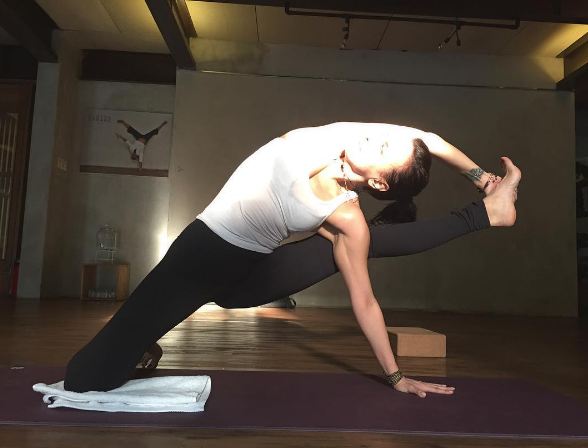 8 Artis cantik ini jago berpose yoga ekstrem, cowok dijamin ngilu!