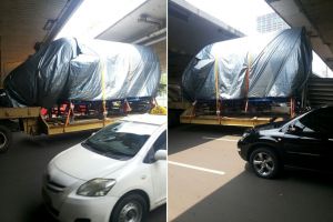 Kepala pesawat N-250 nyangkut di kolong Semanggi, rusak nggak ya?