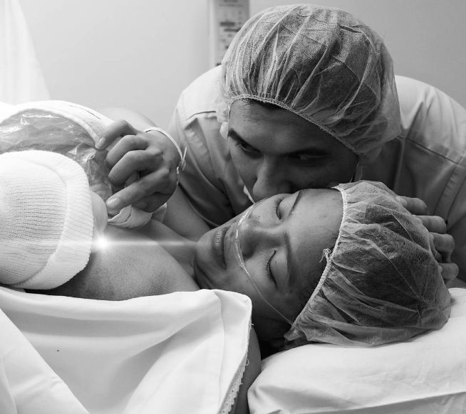 Ini 10 foto selebriti sesaat setelah melahirkan, mengharukan! 