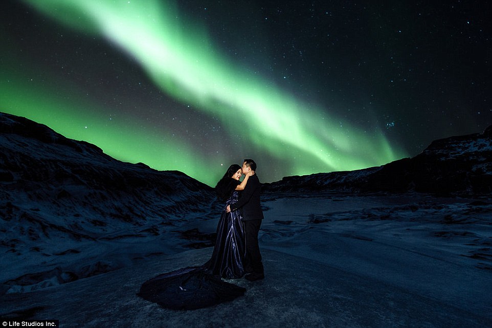 10 Foto prewedding traveler ini seperti di surga es, keren! 