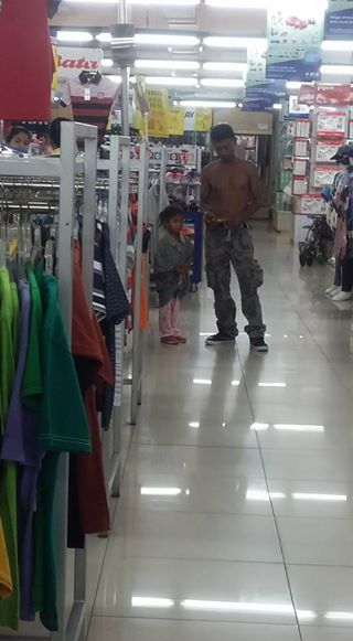 Alasan bapak ini nggak pakai baju di pusat perbelanjaan bikin terharu