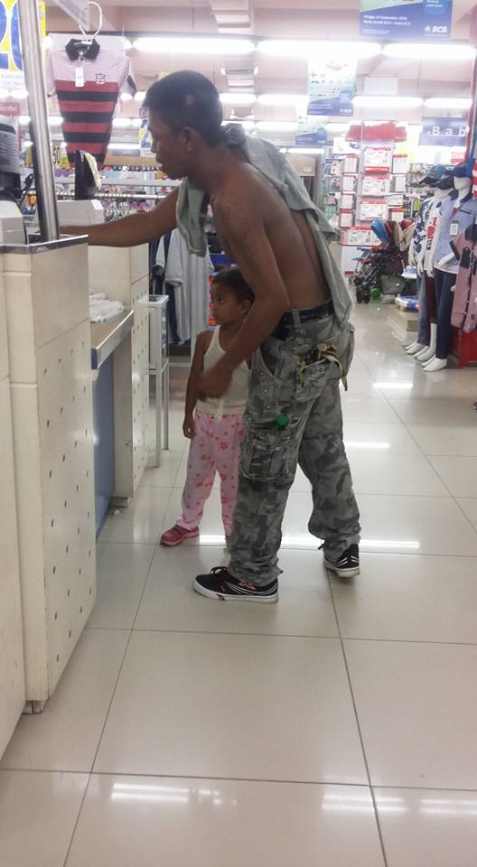 Alasan bapak ini nggak pakai baju di pusat perbelanjaan bikin terharu