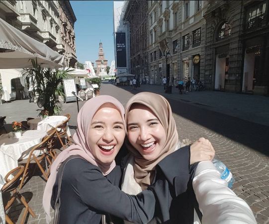 10 Foto gaya Bella & Zaskia jalan-jalan ke Eropa, bak ABG gitu deh
