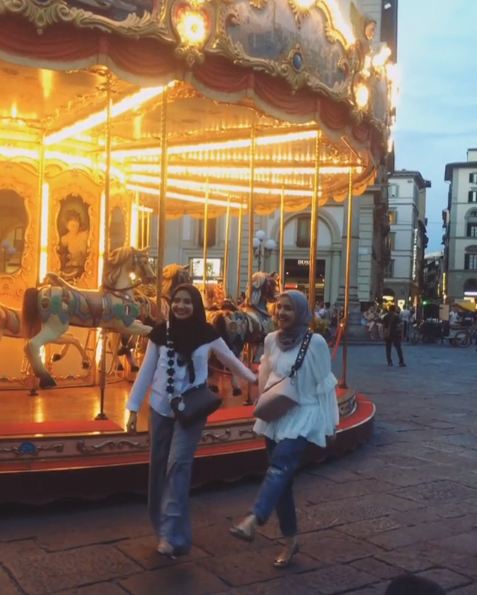 10 Foto gaya Bella & Zaskia jalan-jalan ke Eropa, bak ABG gitu deh